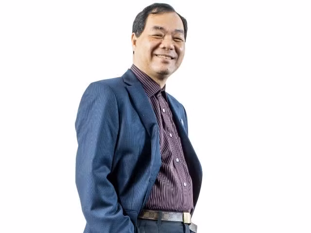 Ít ai biết, đại gia Trầm Bê sinh ra trong một gia đình nghèo có 4 anh em. Ông từng nuôi con gà, con heo...rồi mang ra chợ bán, kiếm tiền nuôi bá má. Quanh năm chỉ có một bộ đồ dính da. Ảnh: Internet