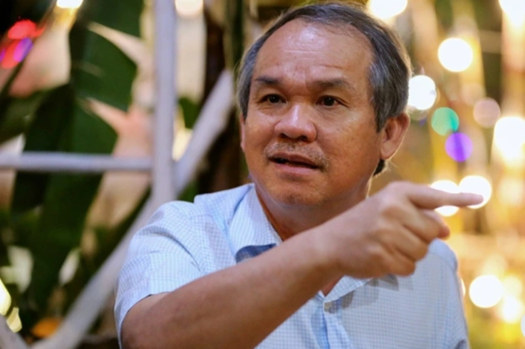 10 năm dắt trâu ra đồng, kéo cày, xẻ đất, ông chỉ có tâm nguyện duy nhất là học giỏi, đỗ đại học và có nghề để thoát khỏi cuộc sống bần hàn. Ảnh: LangsonTV