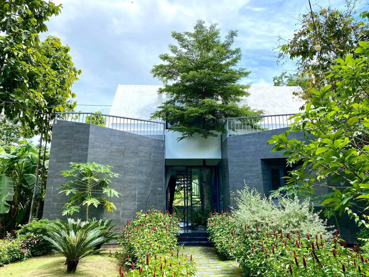 Năm 2018, ca sĩ Cao Thái Sơn khiến khán giả trầm trồ khi lộ căn biệt thự tại Long An rộng hơn 650 m2.