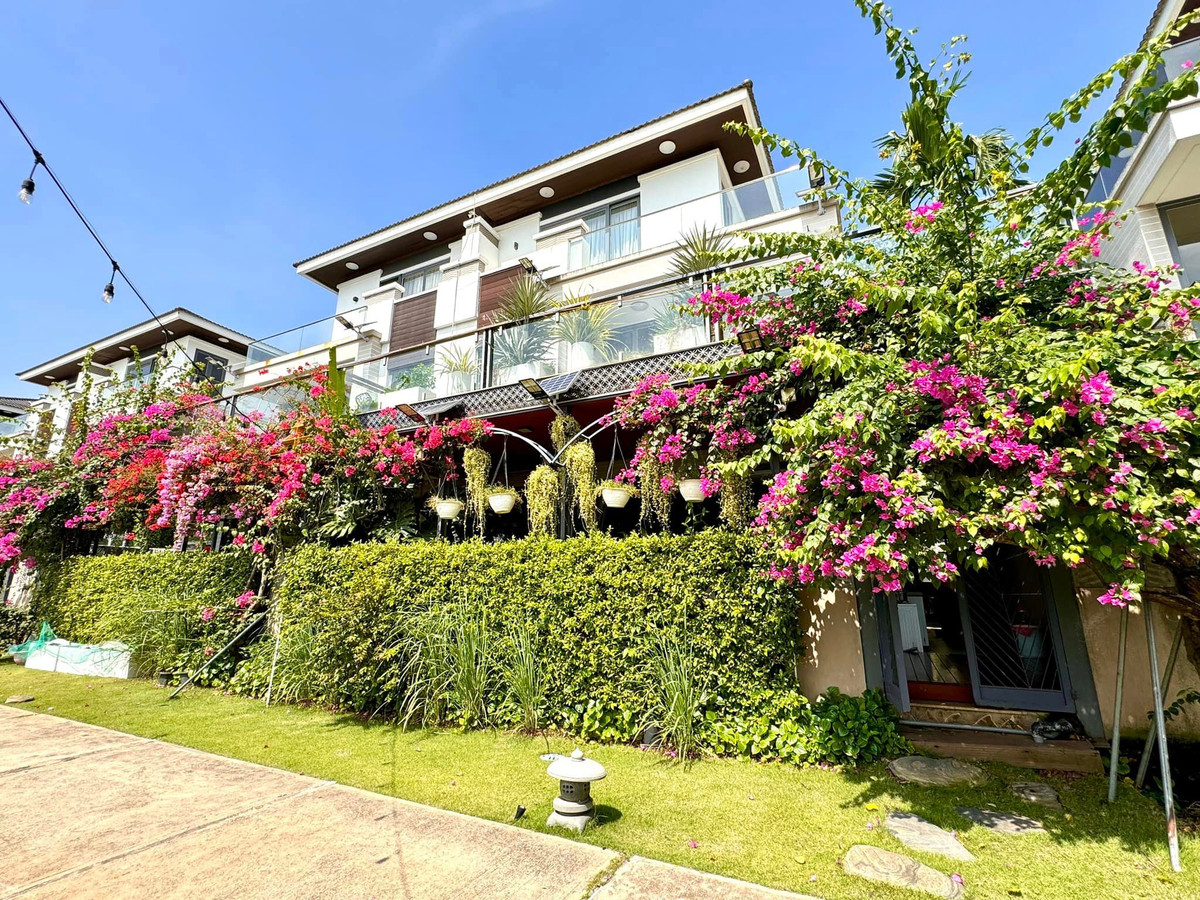 Biệt thự thiết kế theo phong cách tân cổ điển và trang bị những tiện nghi của một căn nhà thông minh thời thượng.