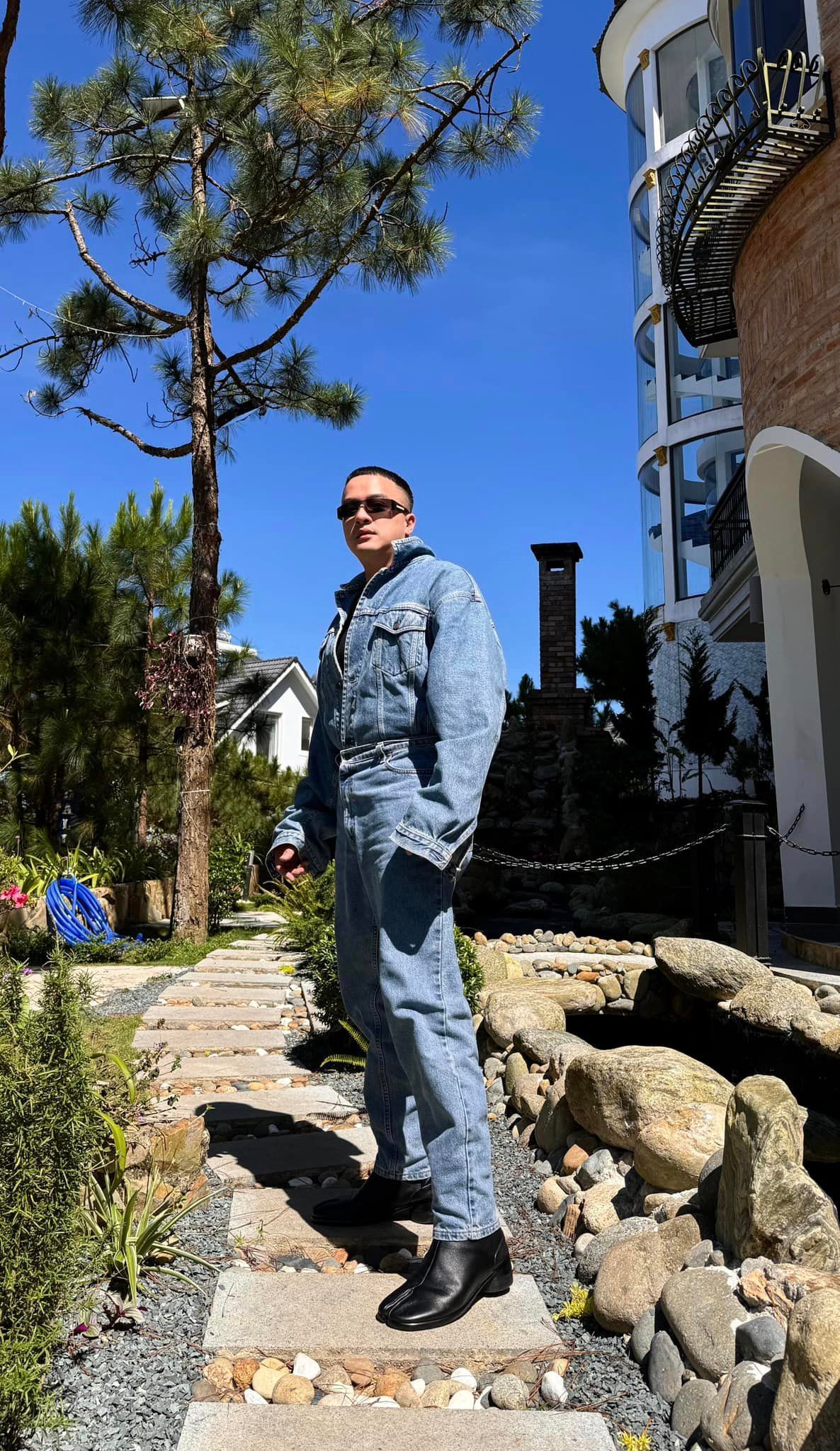 Ngoài ca hát, Cao Thái Sơn còn đầu tư kinh doanh. Ở tuổi 38, Cao Thái Sơn được gọi là "đại gia bất động sản" khi sở hữu hàng chục căn hộ, biệt thự...