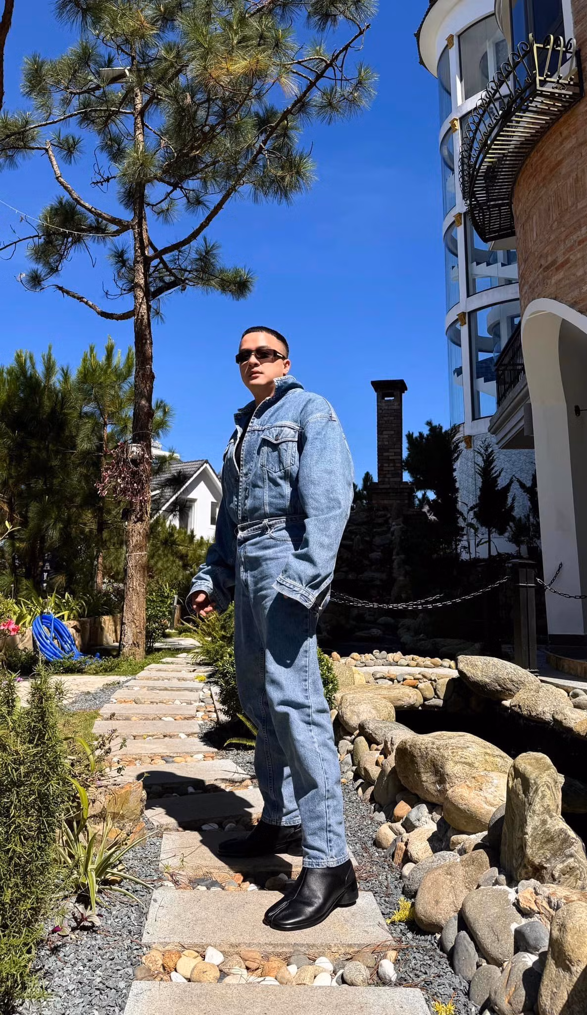 Ngoài ca hát, Cao Thái Sơn còn đầu tư kinh doanh. Ở tuổi 38, Cao Thái Sơn được gọi là "đại gia bất động sản" khi sở hữu hàng chục căn hộ, biệt thự...