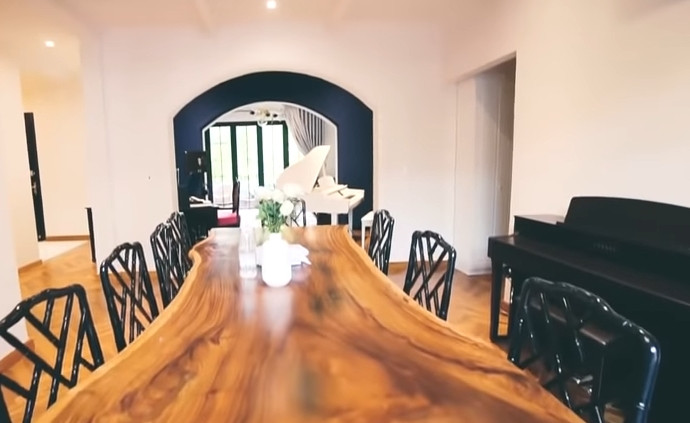 Các khu vực trong nhà bố trí liên thông với nhau tạo cảm giác rộng rãi. Nguồn ảnh: chụp màn hình