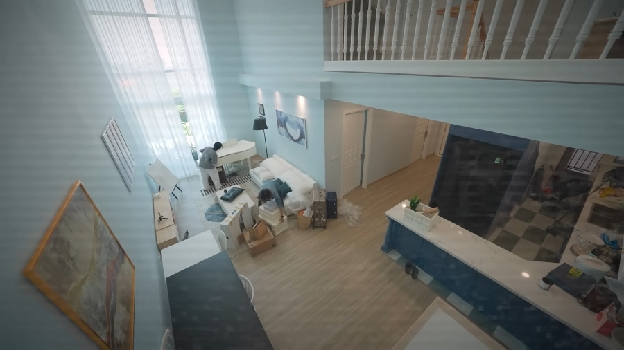 Đây là căn hộ duplex 2 tầng gồm ba phòng ngủ, thiết kế theo hướng hiện đại và khá tối giản.