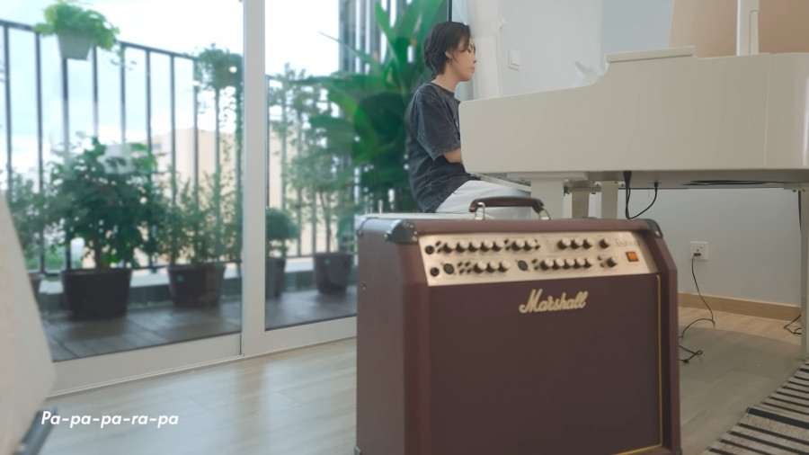 Trong phòng khách, nữ ca sĩ đặt một cây đàn piano trắng.