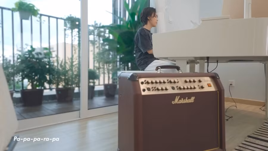 Trong phòng khách, nữ ca sĩ đặt một cây đàn piano trắng.