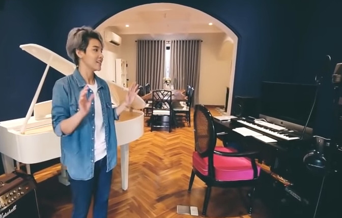 Căn hộ đậm chất châu Âu với những đường cong tạo cảm giác mềm mại. Căn hộ có bàn ăn rộng rãi. Căn bếp màu xanh đậm cũng theo phong cách châu Âu.