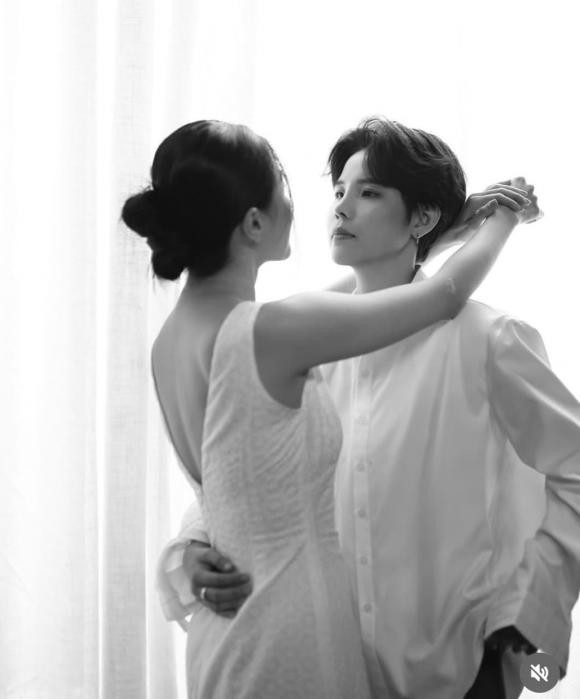 Mới đây, Vũ Cát Tường bất ngờ xả kho loạt ảnh cực tình tứ bên bạn gái tin đồn thu hút sự chú ý của khán giả. Khoảnh khắc tình cảm cả hai dành cho nhau càng khiến nghi vấn hẹn hò trở nên rõ ràng hơn.