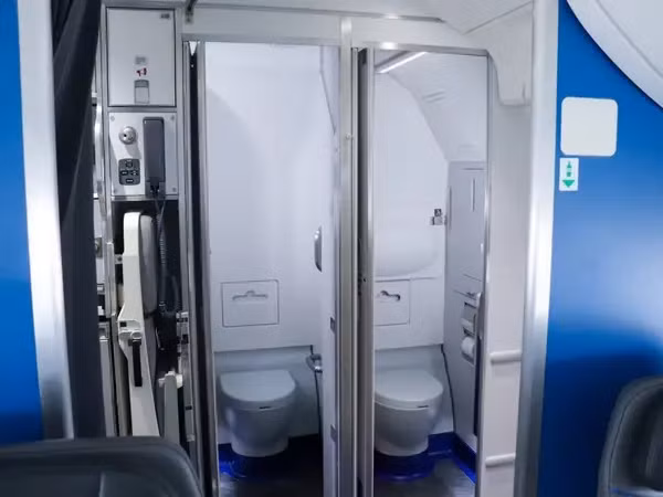 Ban đầu, ông được thu xếp để ngồi vào chiếc ghế phụ trên khoang với lý do “máy bay đã hết chỗ”. Sau khi đi nửa hành trình, phi công yêu cầu Gokhan rời khỏi ghế vì “chỉ tiếp viên mới được sử dụng” và gợi ý để ông vào buồng vệ sinh ngồi tạm. Ảnh: BI