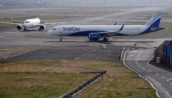 Theo đó, một máy bay của hãng IndiGo được phép hạ cánh trên đường bay trong một máy bay khác của hãng Air India chuẩn bị cất cánh. Ảnh: Daily Express