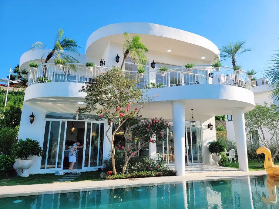 Ngoài căn biệt thự 3 mặt tiền mới tậu, tháng 6/2022, nam diễn viên Mạnh Trường khiến nhiều người trầm trồ vì căn biệt thự trên núi tại Hòa Bình anh dành tặng vợ con.