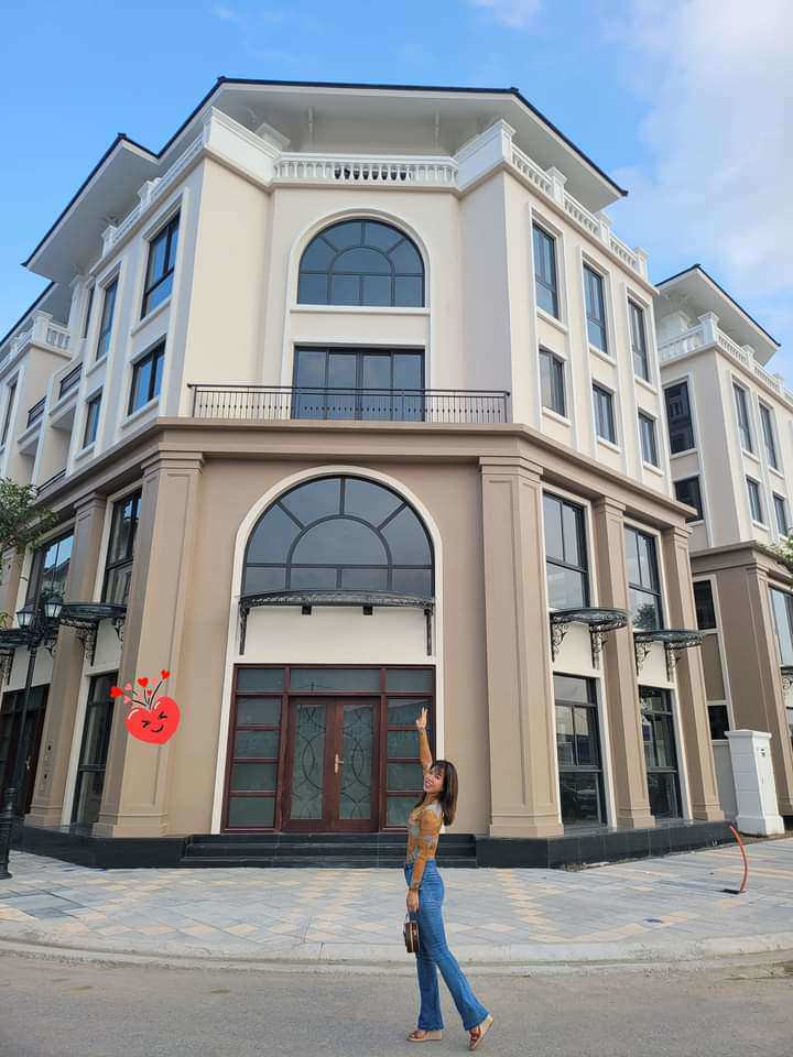 Trước đó, dịp gần Tết Nguyên đán năm nay, bà xã Mạnh Trường đăng ảnh check-in tại căn nhà mới.