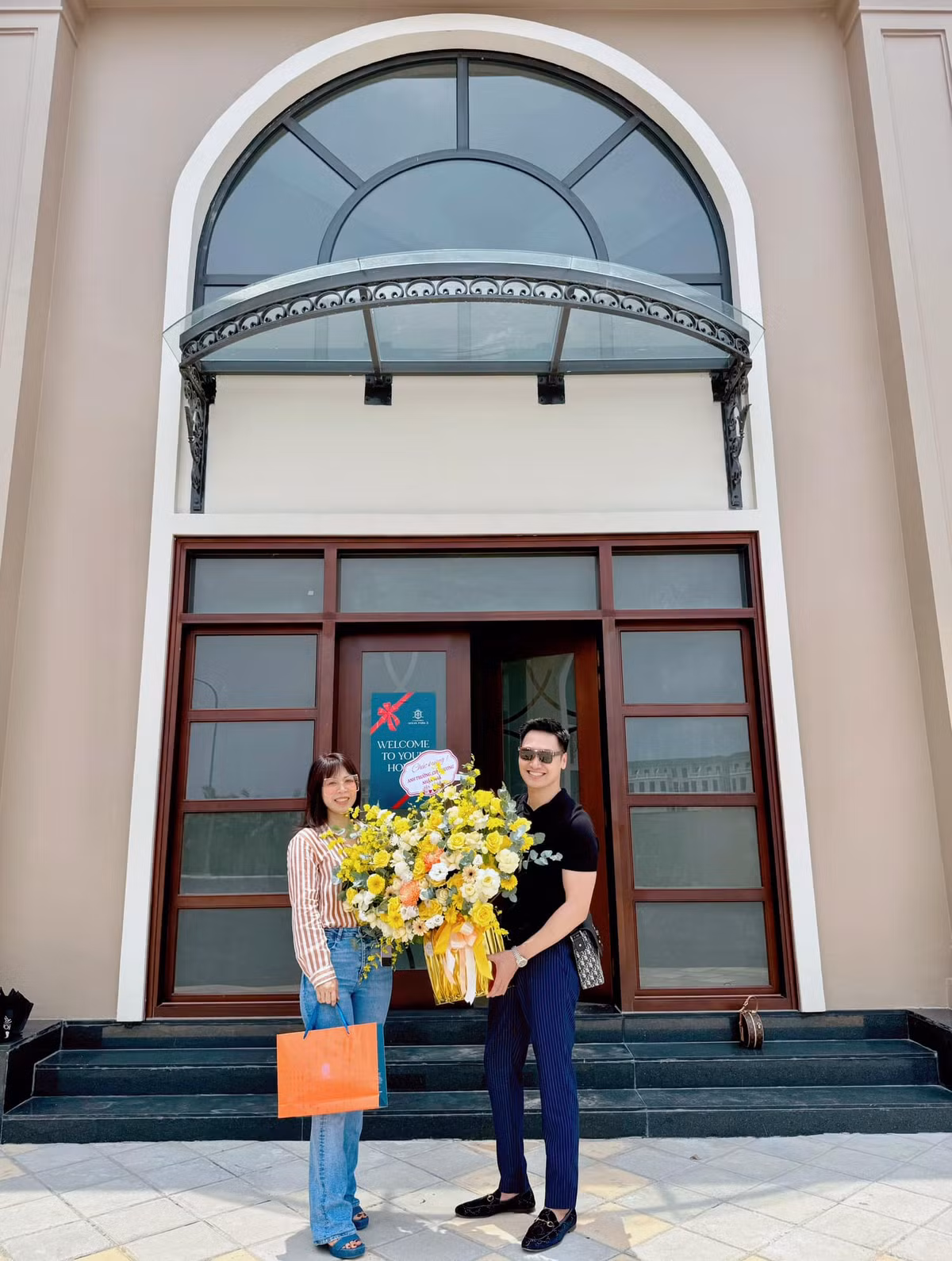 Mới đây, trên trang cá nhân, diễn viên Mạnh Trường và bà xã Phương Phạm đăng ảnh nhận bàn giao căn biệt thự ba mặt tiền khiến người thân, bạn bè không khỏi xuýt xoa.