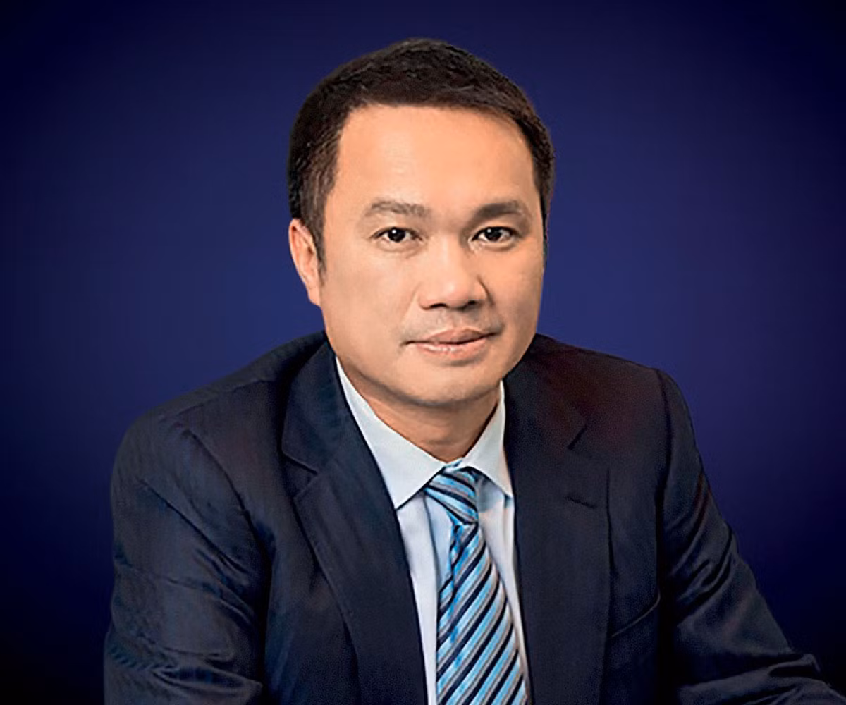 Khi Liên Xô tan rã, ông đã chuyển sang theo học tại trường Đại học Bách khoa Kiev, Ukraine ngành kỹ sư điện tử. Ông tốt nghiệp Kỹ sư Điện tử kỹ thuật tại trường Đại học Bách khoa Kiev, Ukraina và Thạc sỹ quản trị nguồn nhân lực của Đại học Giao thông Đường bộ Moskva, Liên bang Nga. Ảnh: Forbes