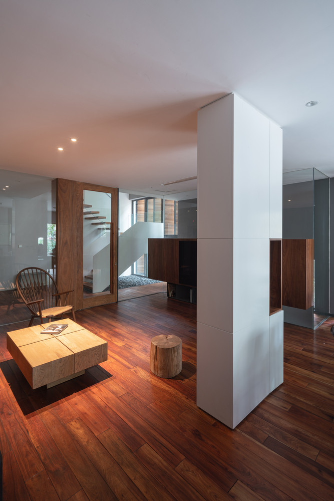 Nội thất trong nhà chủ yếu sử dụng chất liệu gỗ với tông màu trầm mang lại cảm giác sang trọng.