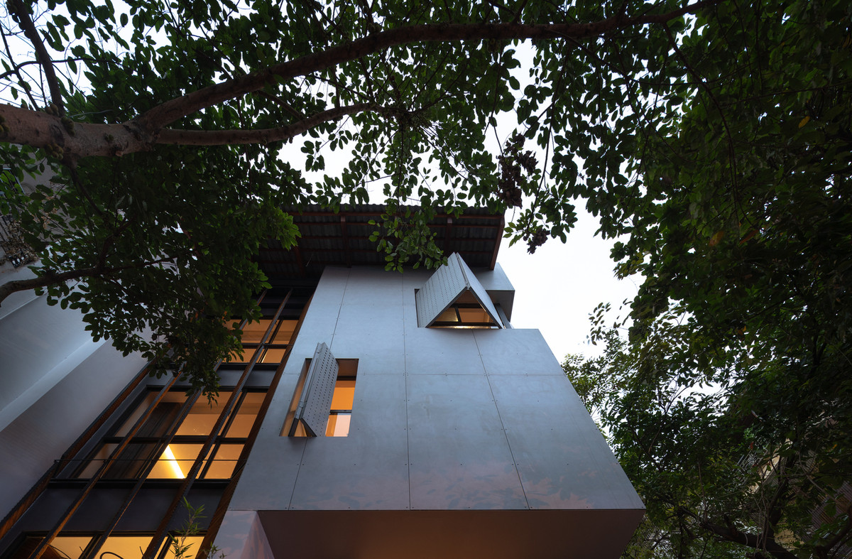 Gia chủ mong muốn xây dựng một không gian sống thoáng đãng, con người được hòa nhập với thiên nhiên. Vì vậy, kiến trúc sư cải tạo kiến trúc với những hình khối đơn giản và linh hoạt.