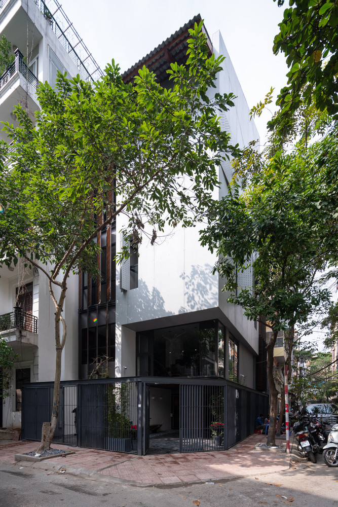 Thiết kế cửa chớp đồng thời là biện pháp giúp căn nhà thông gió và đón sáng hiệu quả.