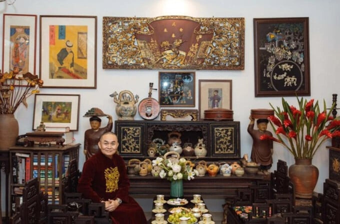 Nằm ở khu phố cổ nhưng căn nhà của danh hài Xuân Hinh có diện tích rộng rãi và được trang trí bằng nhiều đồ nội thất gỗ truyền thống.