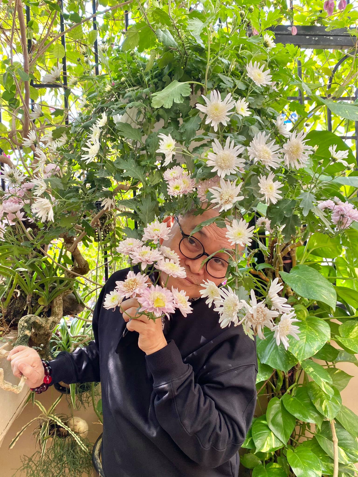 Nam nghệ sĩ cho biết bản thân không thích khoe khoang và cũng không để tâm tới những lời đồn thổi của mọi người.