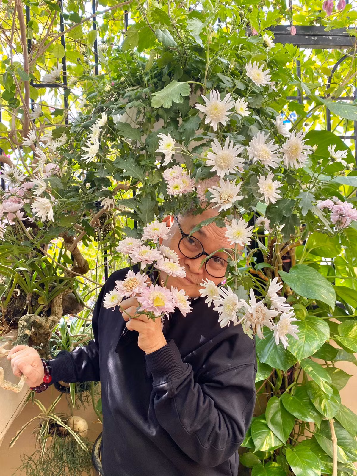 Nam nghệ sĩ cho biết bản thân không thích khoe khoang và cũng không để tâm tới những lời đồn thổi của mọi người.