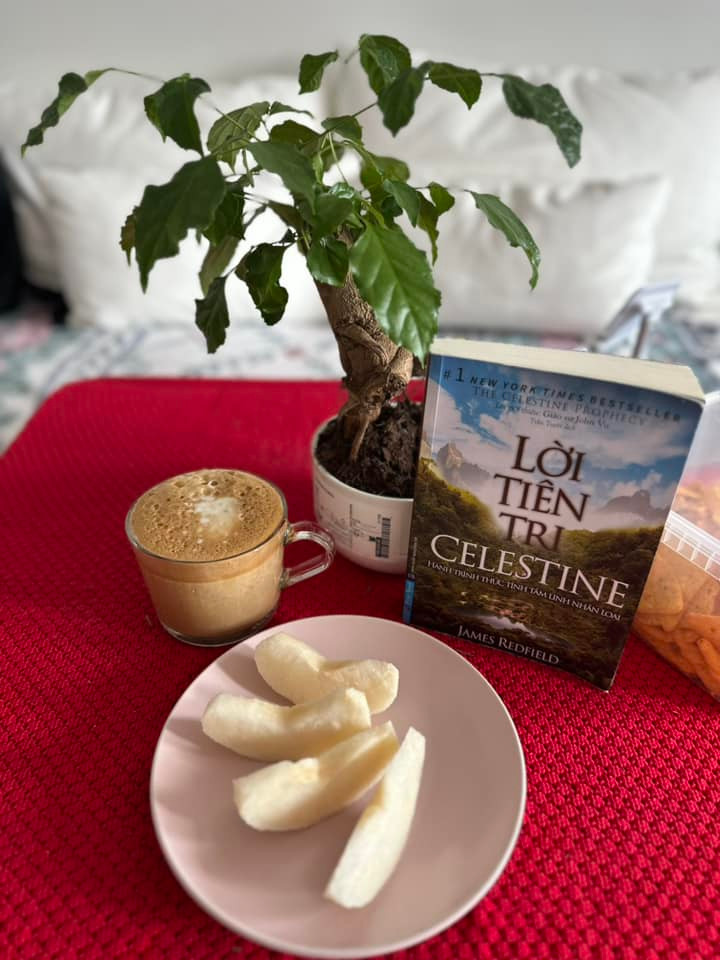 Những chi tiết nhỏ như sách, tách cà phê cùng vật dụng trang trí dễ thương được sắp xếp gọn gàng, tinh tế. Ảnh: FB Mạc Anh Thư