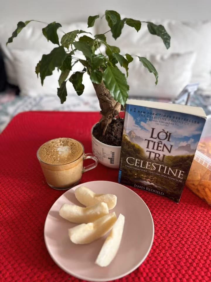 Những chi tiết nhỏ như sách, tách cà phê cùng vật dụng trang trí dễ thương được sắp xếp gọn gàng, tinh tế. Ảnh: FB Mạc Anh Thư