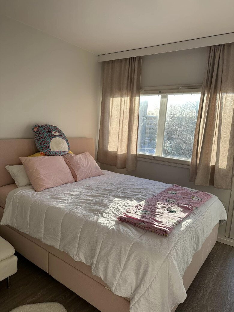 Phòng ngủ đơn giản, tràn ngập ánh nắng nhờ cửa kính lớn. Ảnh: FB Mạc Anh Thư