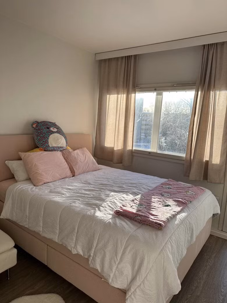 Phòng ngủ đơn giản, tràn ngập ánh nắng nhờ cửa kính lớn. Ảnh: FB Mạc Anh Thư