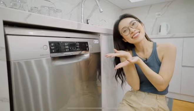 Nữ MC cũng trang bị cho mình chiếc máy rửa bát.
