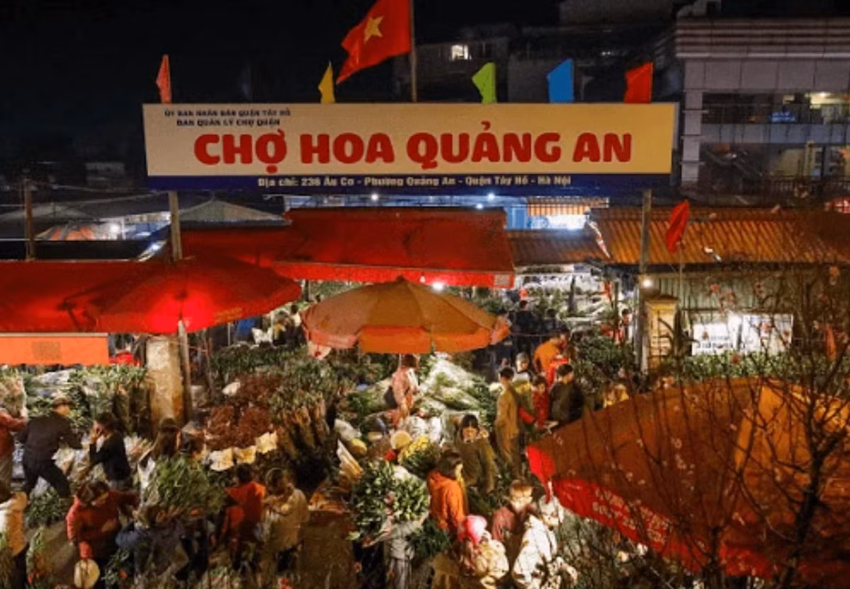 Chợ hoa Quảng An, nằm bên bờ hồ Tây thơ mộng, là điểm hẹn của những người yêu hoa vào dịp Tết.