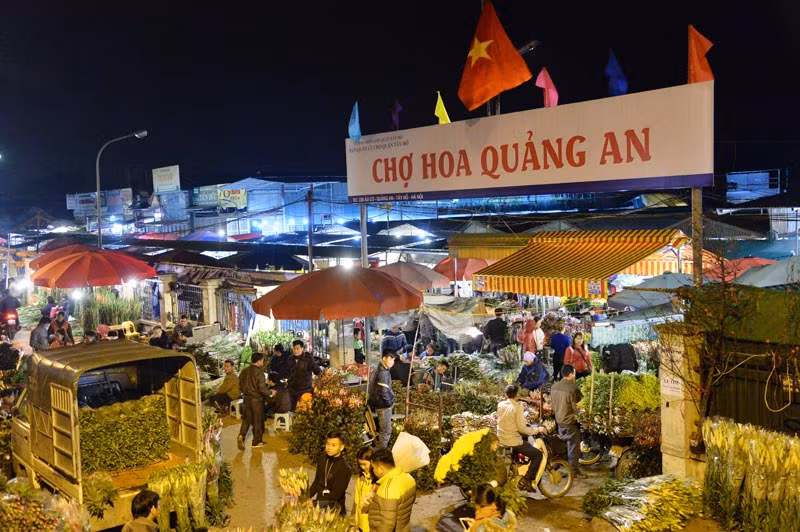 Từ bình minh đến hoàng hôn, chợ hoa không ngừng nhộn nhịp, người mua người bán tạo nên một bức tranh sống động, đầy màu sắc.