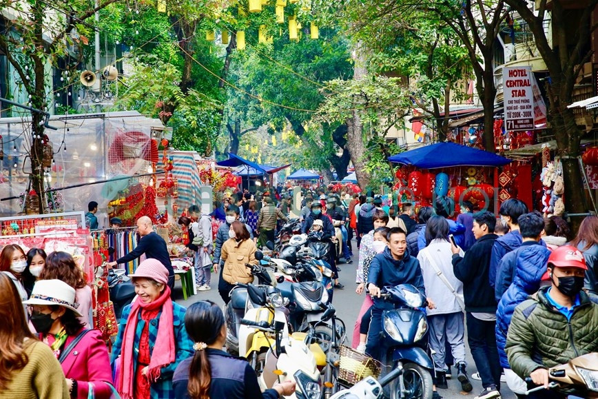 Sự kết hợp giữa không gian cổ kính của phố cổ và những sắc hoa tươi thắm đã tạo nên một không gian Tết đặc trưng.