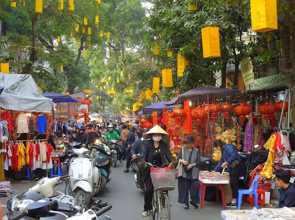 Chợ hoa Tết Hàng Lược nằm ngay giữa lòng phố cổ Hàng Lược và các ngõ phố phụ cận, quận Hoàn Kiếm. Đây là khu chợ hoa Tết Hà Nội nổi tiếng với hàng ngàn loài hoa đẹp, màu sắc rực rỡ, đặc biệt là hoa đào đặc trưng cho Tết cổ truyền miền Bắc.