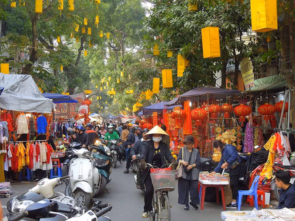 Chợ hoa Tết Hàng Lược nằm ngay giữa lòng phố cổ Hàng Lược và các ngõ phố phụ cận, quận Hoàn Kiếm. Đây là khu chợ hoa Tết Hà Nội nổi tiếng với hàng ngàn loài hoa đẹp, màu sắc rực rỡ, đặc biệt là hoa đào đặc trưng cho Tết cổ truyền miền Bắc.