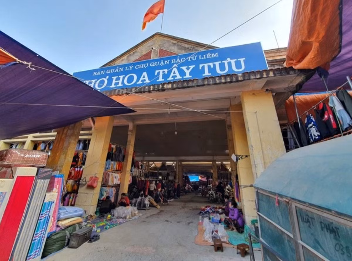 Chợ hoa đêm Tây Tựu kéo dài khoảng hơn 1km, nằm dọc đường Tây Lựu ở Từ Liêm, Hà Nội. Đây là chợ hoa Tết ở Hà Nội lớn và lâu đời, cung cấp hoa tươi cho thủ đô Hà Nội mà còn mở rộng ra các tỉnh phía Bắc, phía Nam và xuất khẩu.