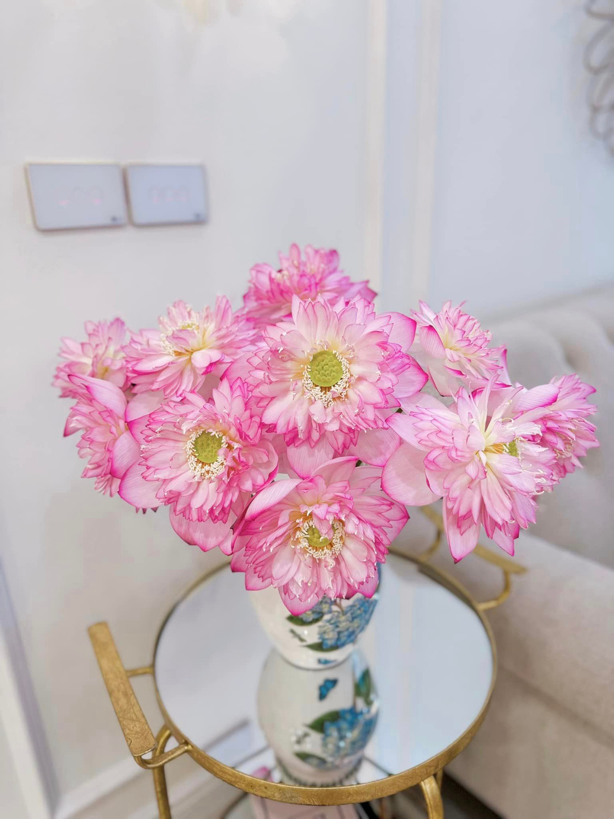 Bình hoa tươi cho không gian nhà bừng sức sống.