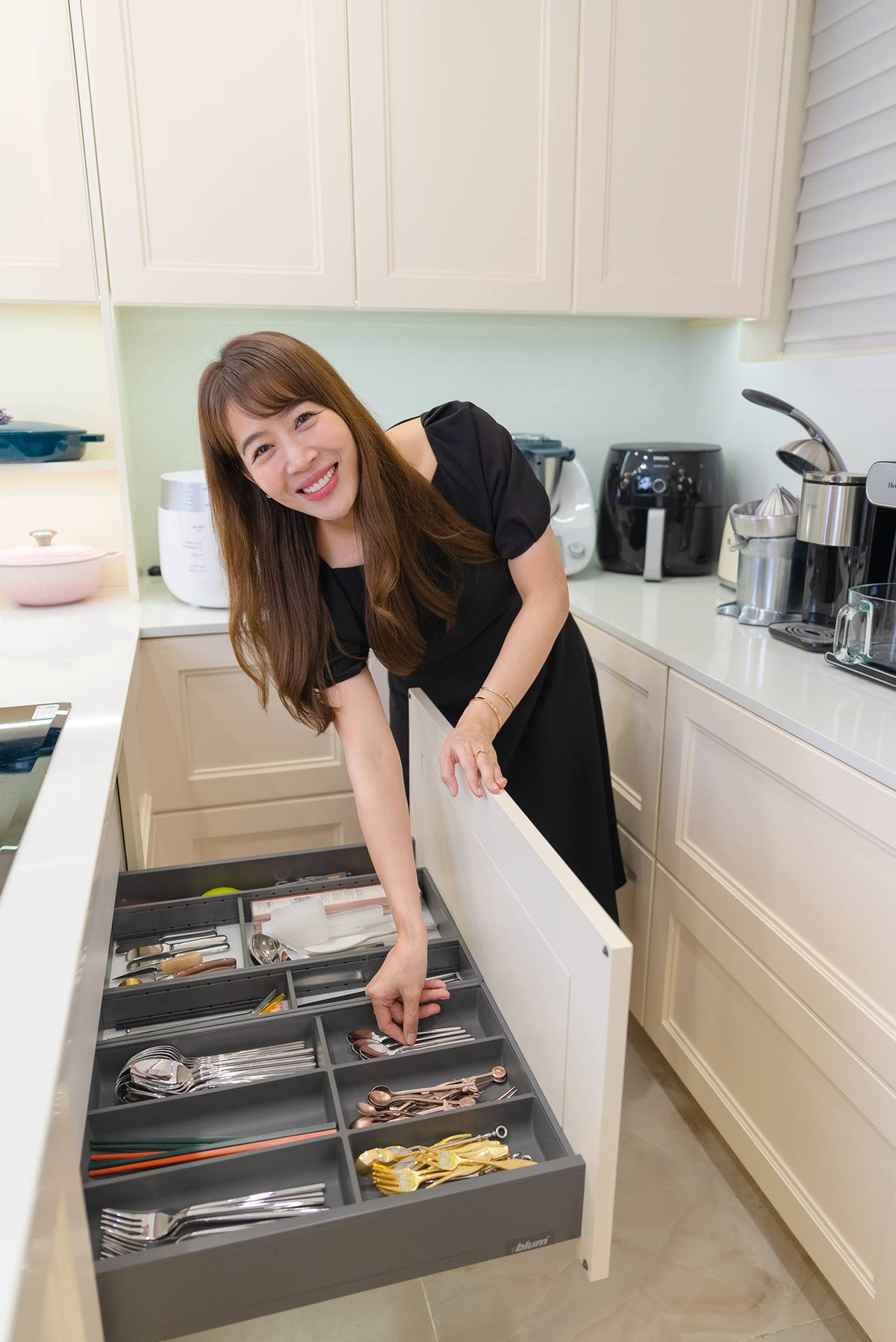 Chỗ để dụng cụ ăn uống được bố trí ngay dưới bếp nấu.