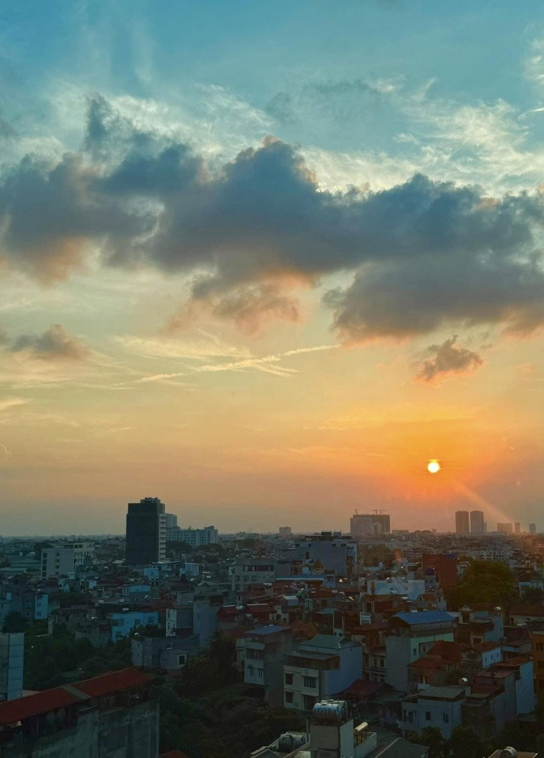 Diệp Chi khoe view ngắm hoàng hôn tuyệt đẹp từ cửa sổ phòng con gái. Nguồn ảnh: FBNV