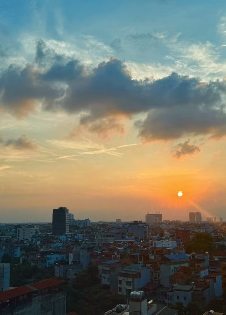 Diệp Chi khoe view ngắm hoàng hôn tuyệt đẹp từ cửa sổ phòng con gái. Nguồn ảnh: FBNV