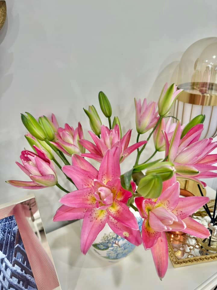 Trong nhà, nữ MC thường xuyên trang trí hoa tươi, trông như một khu vườn nhỏ rực rỡ.