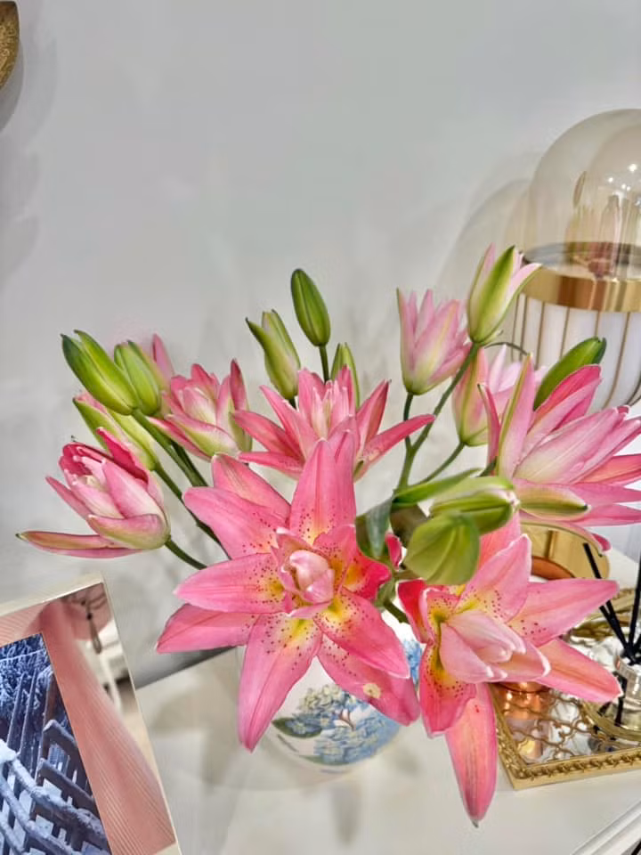 Trong nhà, nữ MC thường xuyên trang trí hoa tươi, trông như một khu vườn nhỏ rực rỡ.