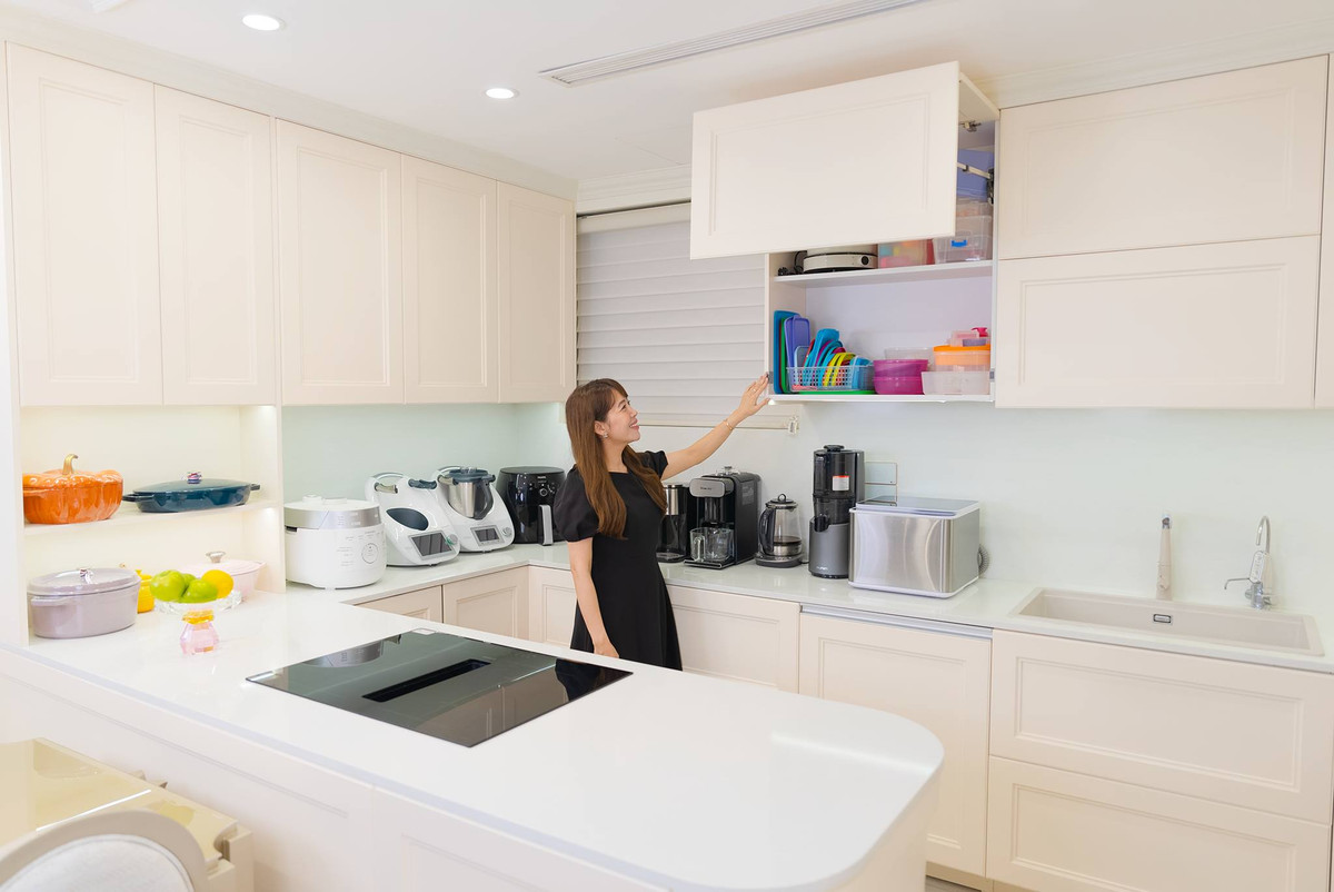 Trong bếp, từng góc nhỏ đều được MC Diệp Chi tính toán kỹ lưỡng xem chỗ nào đặt gì, dùng tủ hay ngăn kéo, kích thước bao nhiêu là phù hợp.