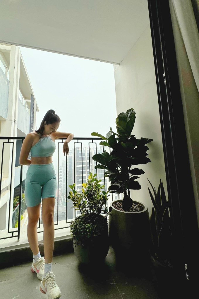 Ban công trồng nhiều cây xanh là khu vực thư giãn của nữ MC.