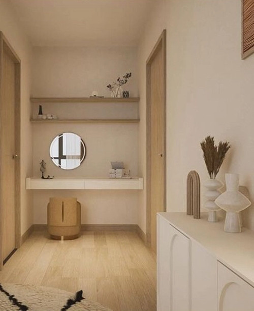 Không gian sống được bày trí gọn gàng, tối ưu hoá không gian bằng các kệ/tủ gắn sát tường.