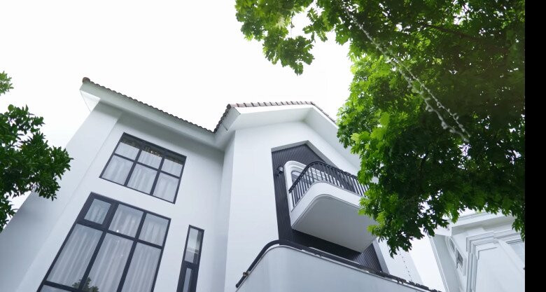 Mới đây, Á hậu Tú Anh chia sẻ những hình ảnh bên trong không gian sống có giá hơn 10 triệu USD (gần 250 tỷ) tại quận Long Biên (Hà Nội). Ảnh: FBNV