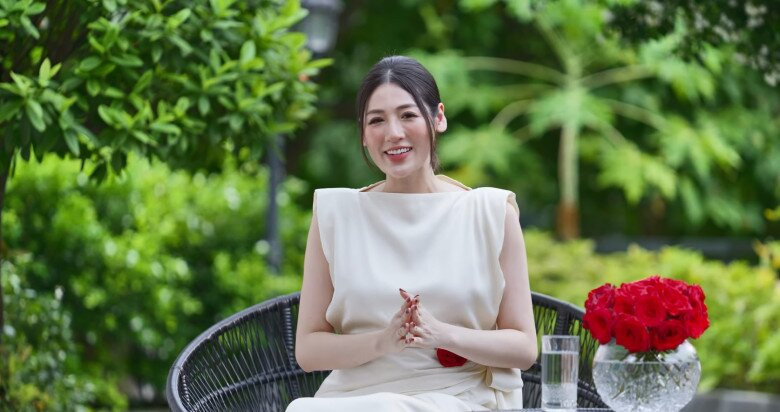 Ngoài sân còn bố trí bàn ghế để ăn sáng, uống trà và ngắm cảnh. Ảnh: FBNV