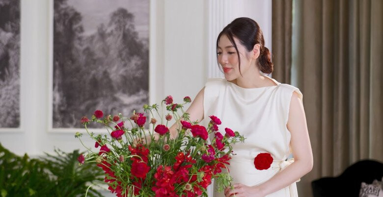 Á hậu Tú Anh trang trí phòng khách bằng những bình hoa tươi đầy sức sống. Ảnh: FBNV