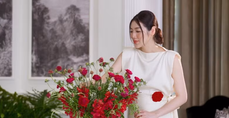 Á hậu Tú Anh trang trí phòng khách bằng những bình hoa tươi đầy sức sống. Ảnh: FBNV