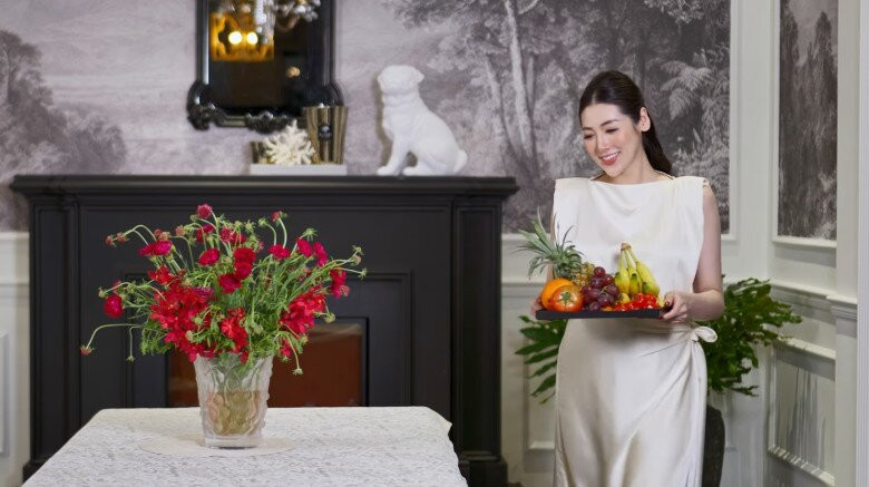 Phòng khách được bài trí tinh tế từ các chi tiết nhỏ nhất, kết hợp giữa các tông màu nhẹ nhàng và chất liệu sang trọng như đá hoa cương mang đến không gian ấm cúng. Ảnh: FBNV