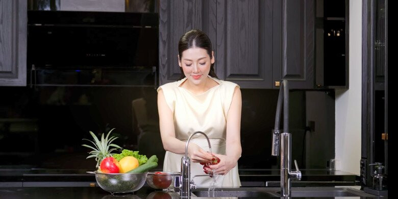 Khu bếp mang phong cách hiện đại với tông màu đen chủ đạo. Ảnh: FBNV